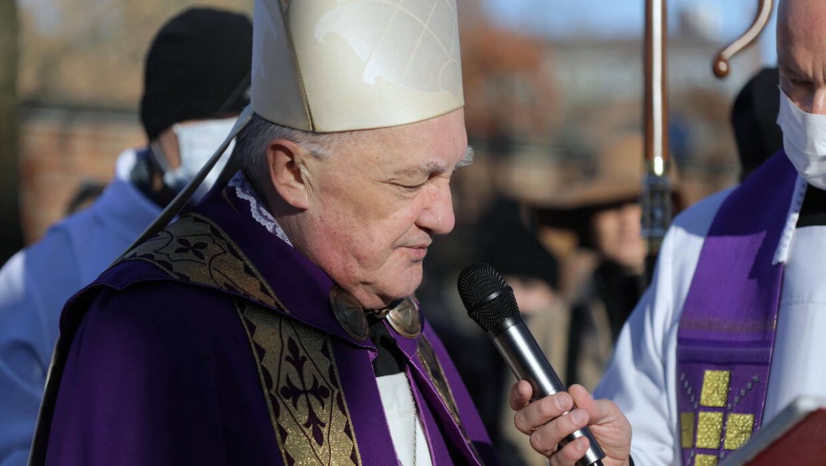 1 listopada kard. Nycz poprowadzi procesję z modlitwą za zmarłych na Cmentarzu Wolskim