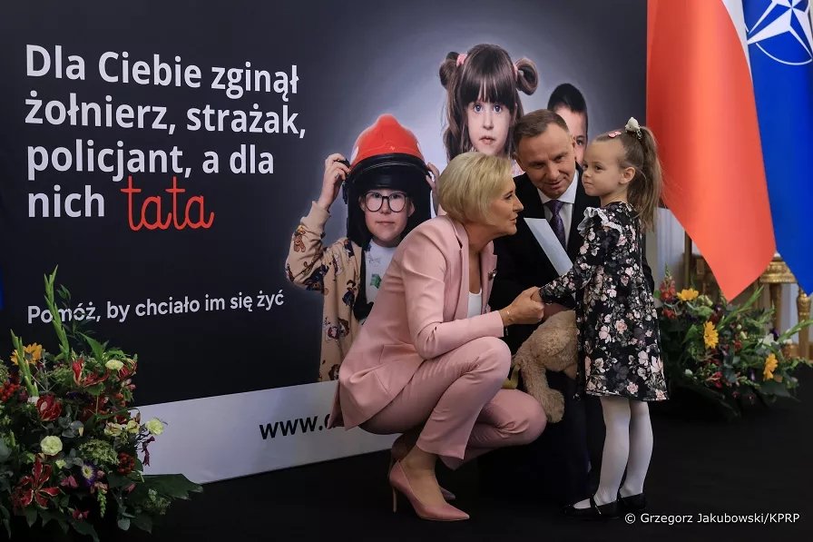 Nadzieja i wsparcie: dyplomy stypendialne dla podopiecznych Fundacji Dorastaj z Nami