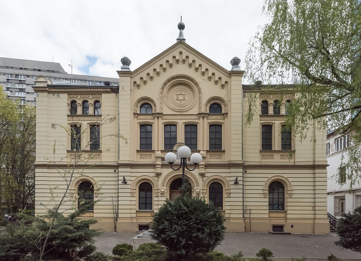 Nowy dach na synagodze Nożyków w Warszawie