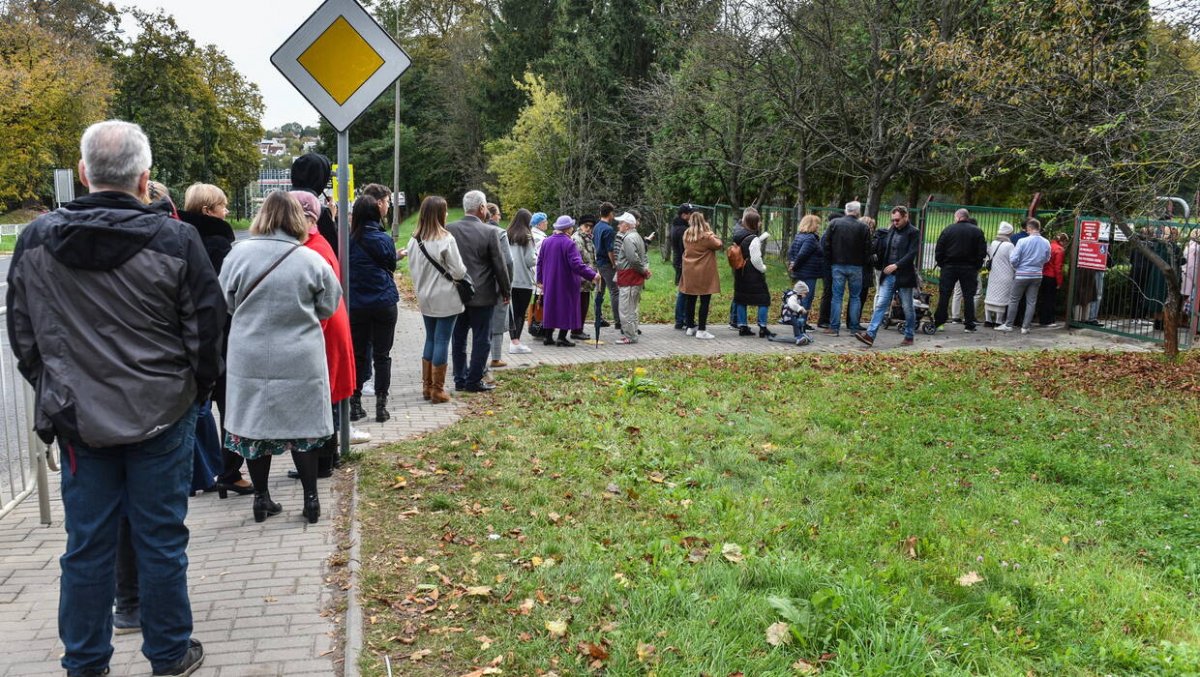W Warszawie ogromne kolejki do komisji wyborczych