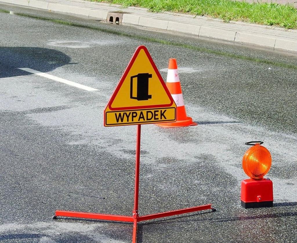 Śmiertelny wypadek pod Górą Kalwarią; samochód zderzył się z ciężarówką