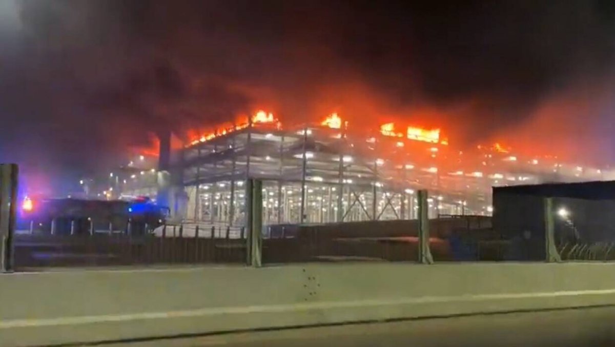 Wszystkie loty z Luton odwołane. Ogromny pożar na lotnisku