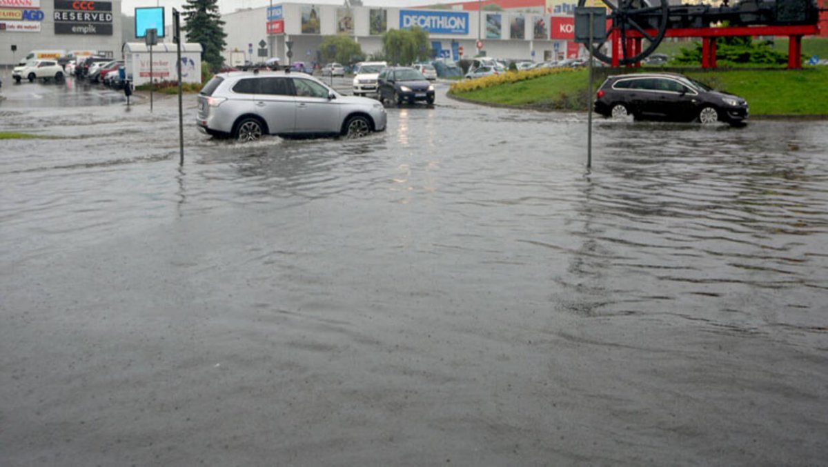 Awaria wodociągowa na warszawskim Gocławiu, zalana ulica Abrahama