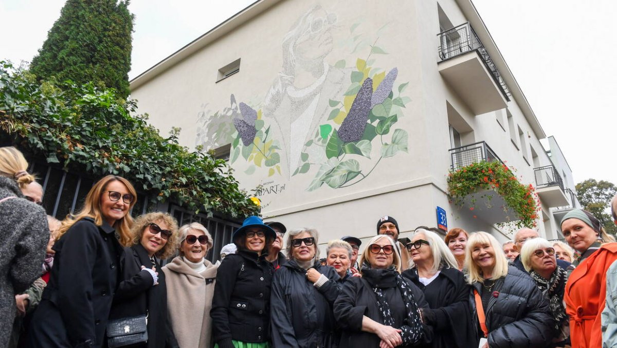 Na warszawskiej Saskiej Kępie odsłonięto mural poświęcony Agnieszce Osieckiej