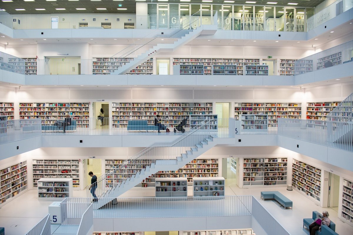 Czytelnicy coraz chętniej korzystają z bibliotek i wypożyczają więcej książek