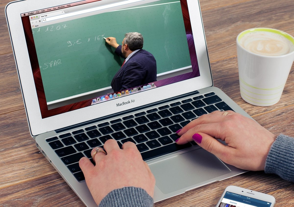 Bony na zakup laptopa dla nauczycieli uczących w klasach IV–VIII 