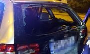 Pomylił ustawienia w automatycznej skrzyni biegów, zniszczył 4 auta i zawisł na ogrodzeniu