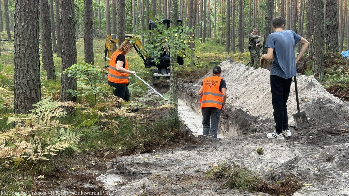 Szukają masowych grobów. Trwają prace poszukiwawcze w Palmirach