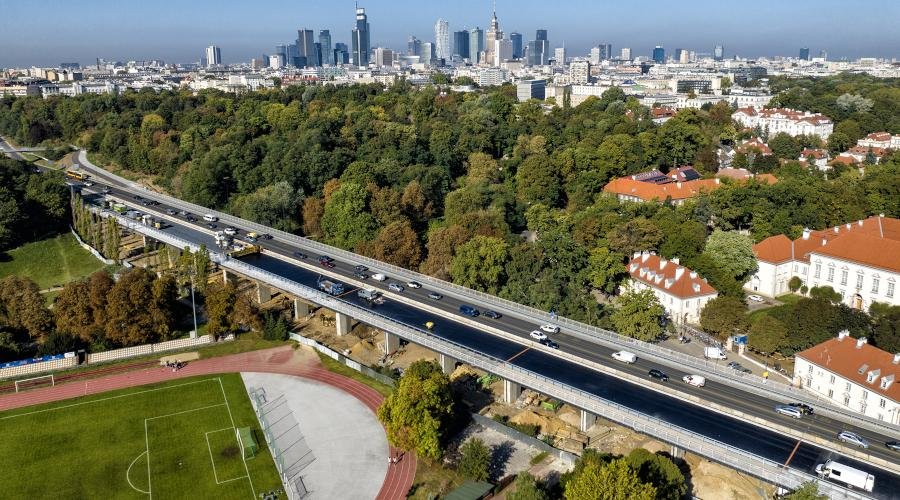 Asfalt na kolejnym odcinku Trasy Łazienkowskiej