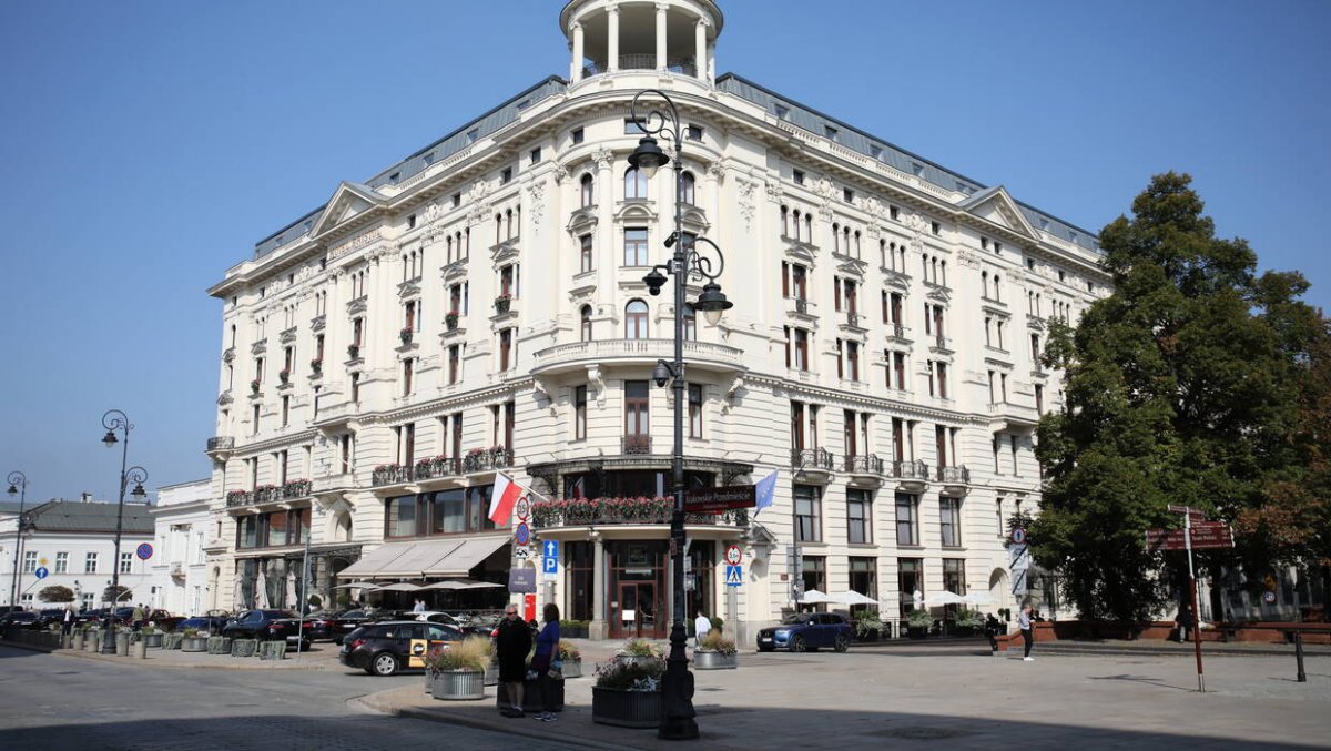 W Hotelu Bristol odsłonięto tablicę upamiętniającą 75. rocznicę otwarcia pierwszej Ambasady Izraela na świecie