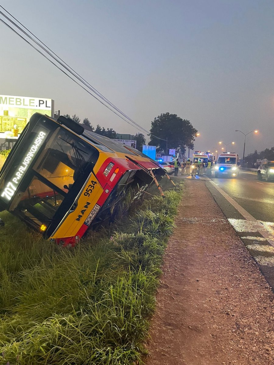 Podmiejski autobus wpadł do rowu, jedna osoba trafiła do szpitala