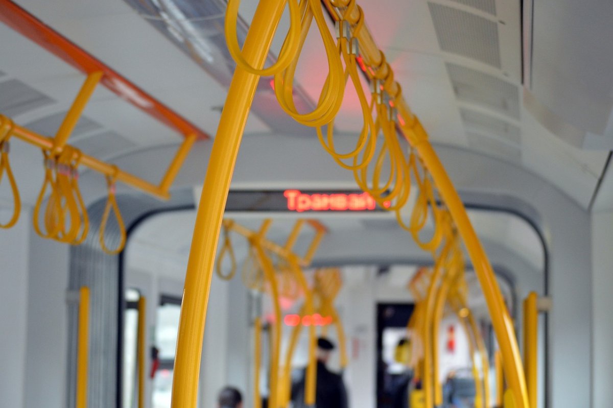 Po gwałtownym hamowaniu autobusu pasażer rozbił głową szybę i trafił do szpitala