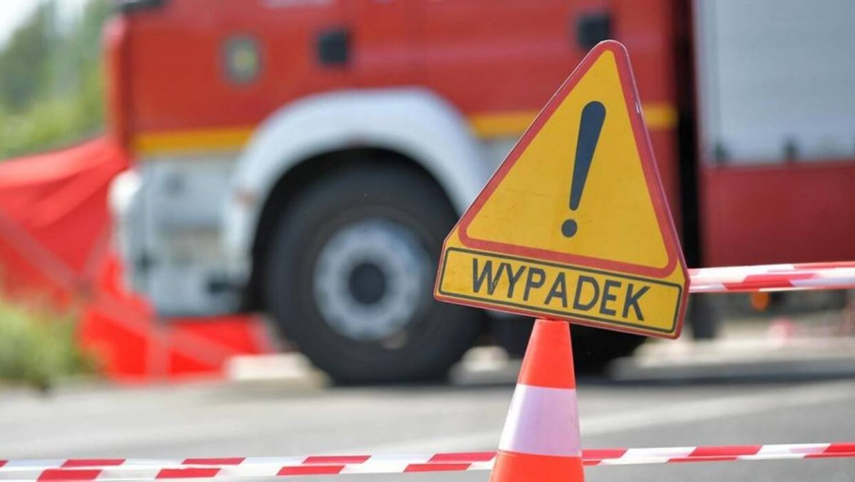 Śmiertelny wypadek na S8. Kierowca tira z nieznanych przyczyn uderzył w barierki