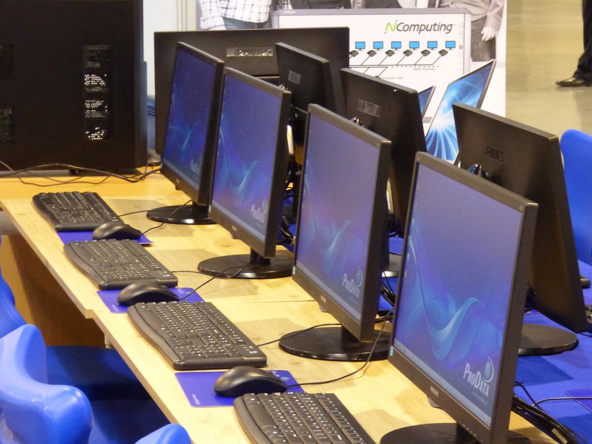 W szkołach powstaną 832 mobilne pracownie komputerowe