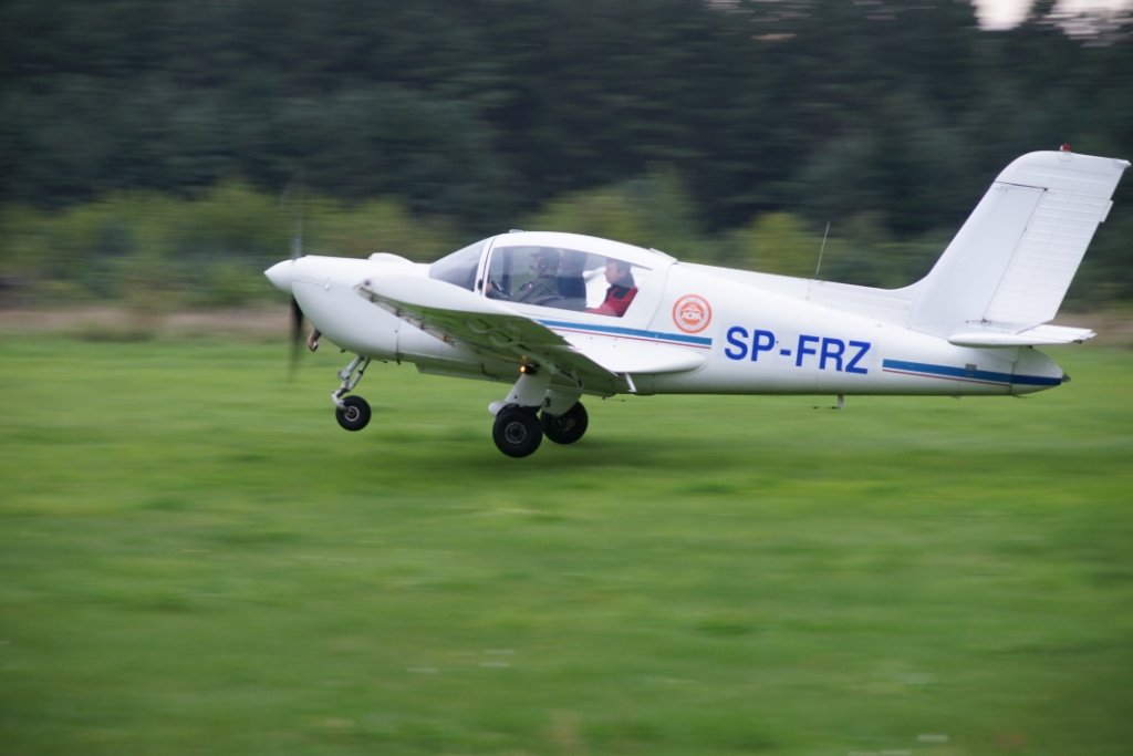 Tragedia w powiecie białobrzeskim na Mazowszu: Awionetka spadła na pole, pilot nie przeżył