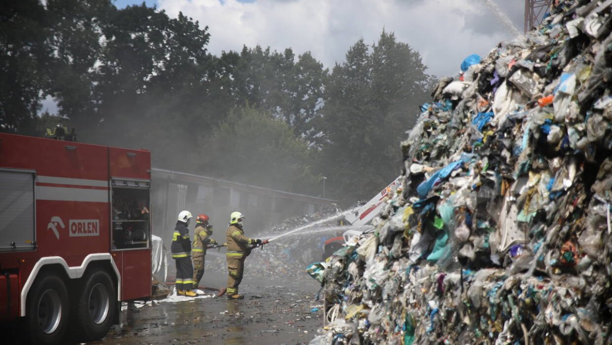 Co jest przyczyną pożaru składowiska odpadów pod Płockiem?