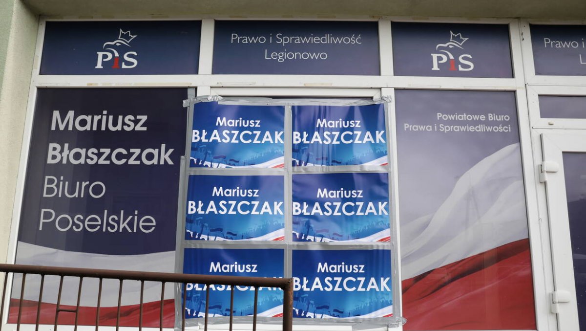 Policjanci zatrzymali 38-latka podejrzewanego o wybicie szyby w biurze poselskim szefa MON