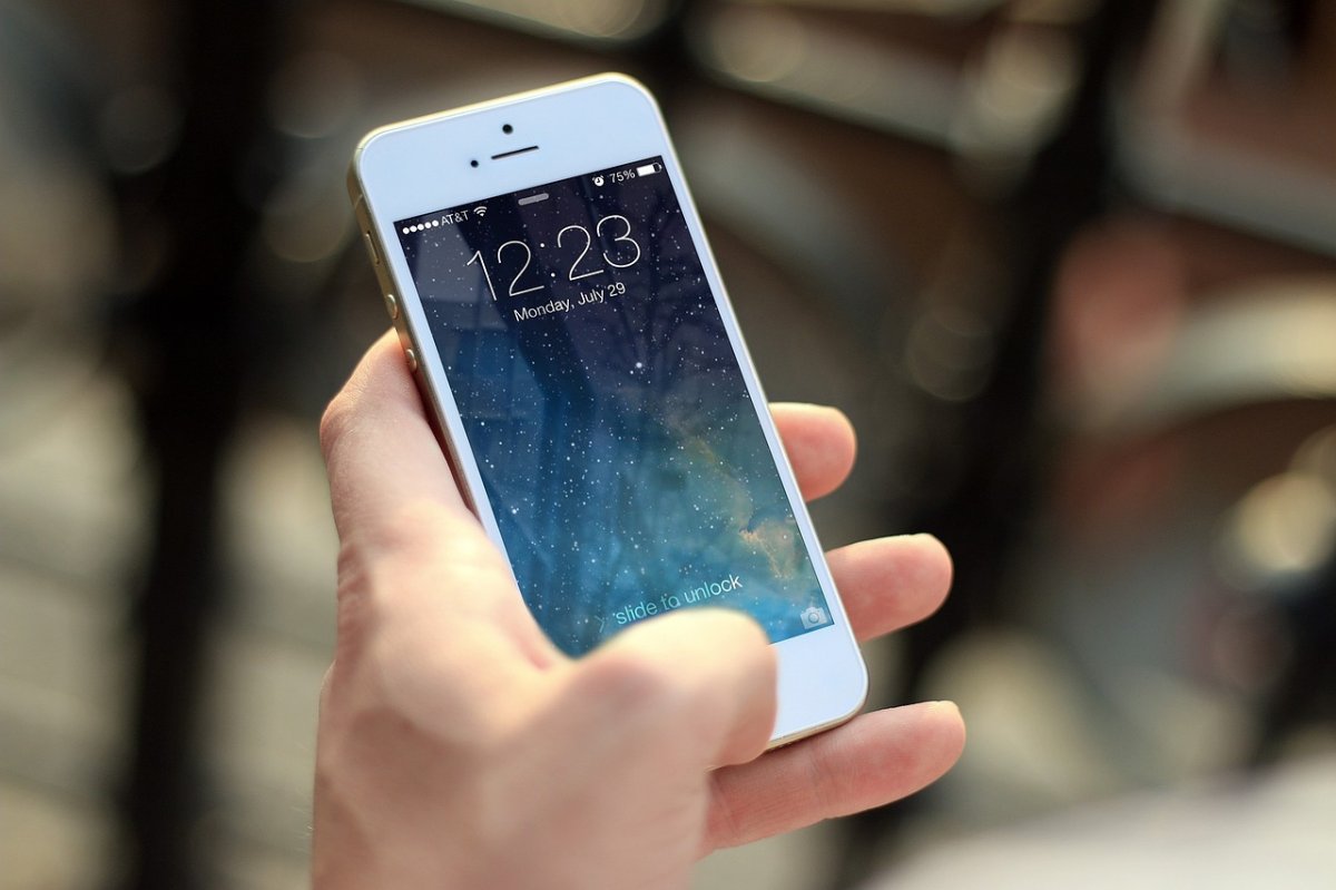 Telefon iPhone 12 wycofany z rynku francuskiego ze względu na zbyt mocne fale
