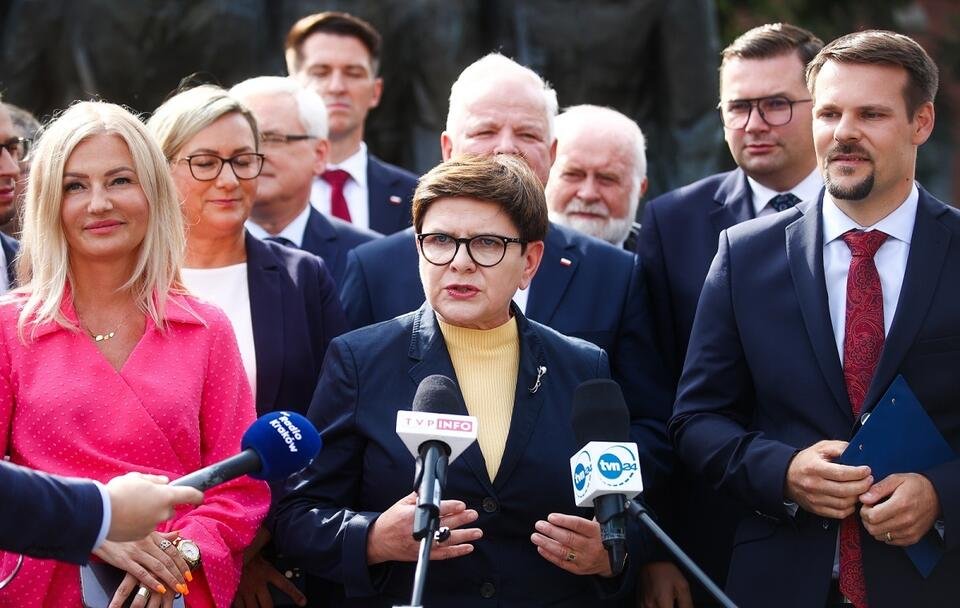 Beata Szydło: Kandydaci PiS nie muszą przypinać sobie do koszul papierowych serc, ponieważ ich serca prawdziwie biją dla Polski