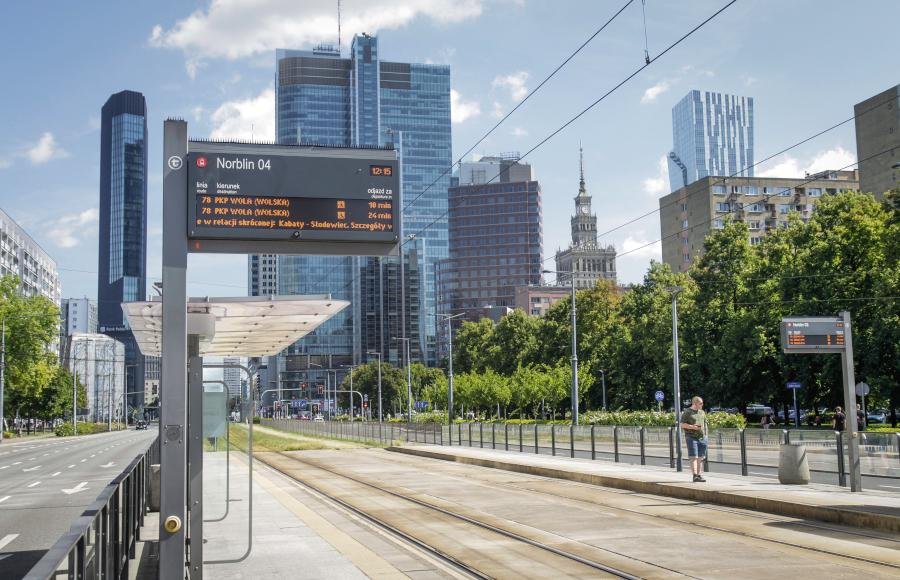 Sto nowych wyświetlaczy na przystankach tramwajowych w Warszawie - jest umowa