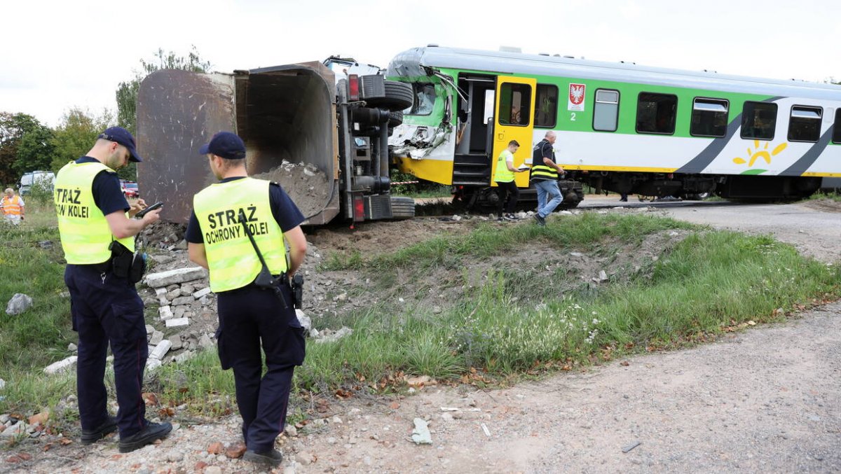  Po zderzeniu ciężarówki z szynobusem na przejeździe pod Płońskiem 7 osób trafiło do szpitala 