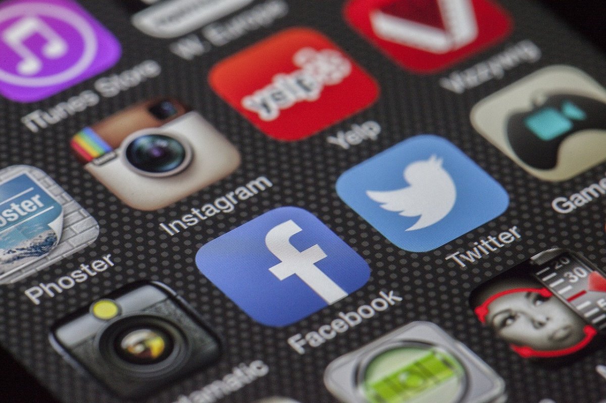 NASK ostrzega przed oszustami wyłudzającymi dane logowania do Facebooka