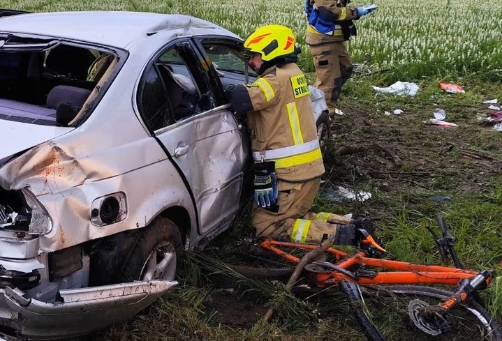BMW rozjeżdża dzieci na rowerach. Dwóch nastolatków walczy o życie