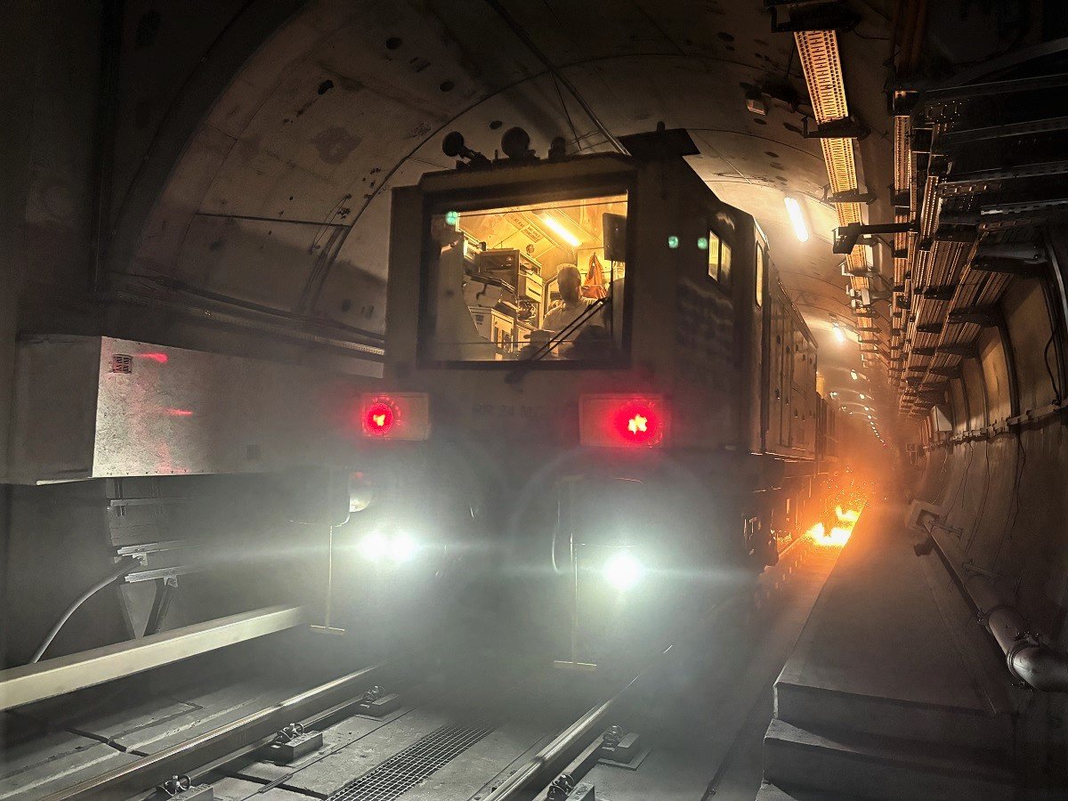 Co tak iskrzy w tunelach metra?