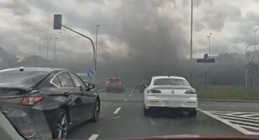 Pożar auta na Wale Miedzeszyńskim. Gęsty dym nad trasą