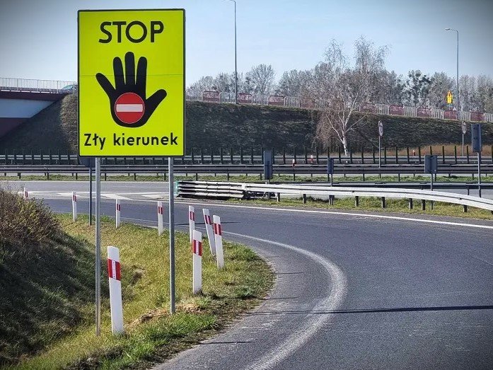 73-latek jechał ciągnikiem pod prąd na ekspresówce