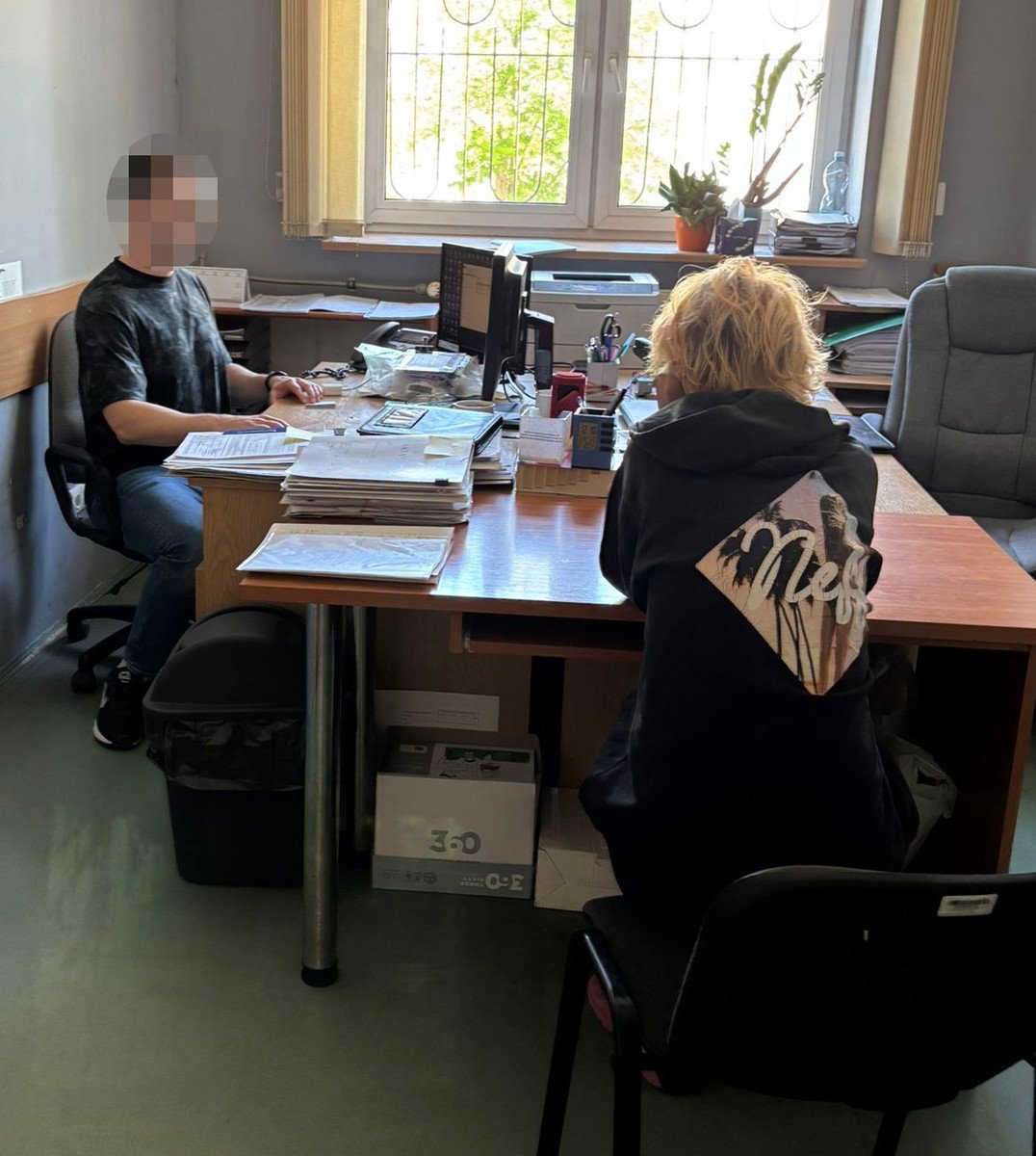  Z pozoru spokojna sąsiadka. W szafie – 20 porcji marihuany i LSD na stole