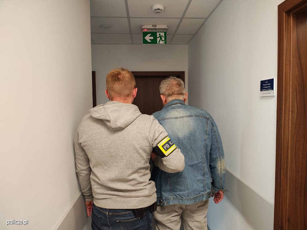 „Uzdrowiciel” z Pruszkowa leczył na wszystko – domowymi kapsułkami i... pieczątką