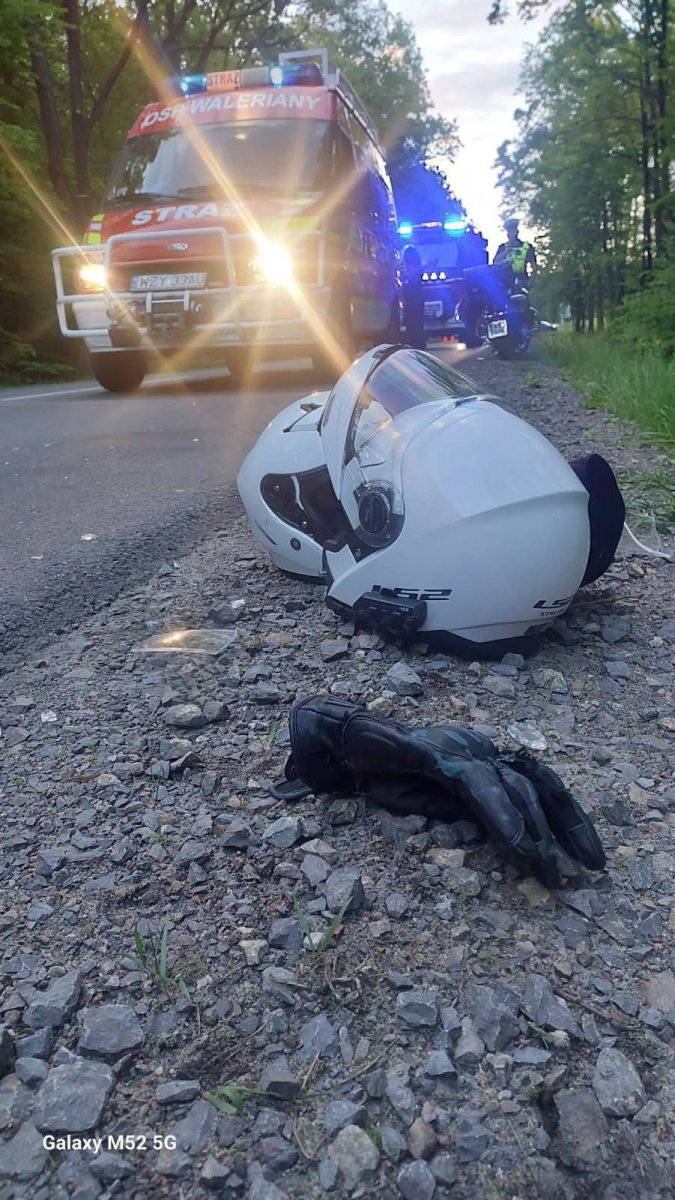 Sarna na drodze. Motocyklista trafił do szpitala po zderzeniu z dzikim zwierzęciem