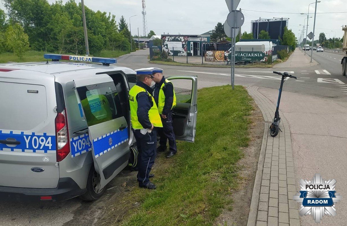 Nietrzeźwy romantyk na hulajnodze - z różą w dłoni