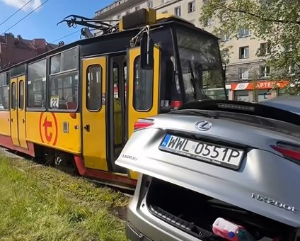 Tramwaj staranował Lexusa. Poważny wypadek na Grochowie
