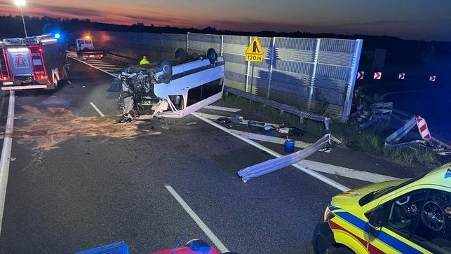 S8: bus roztrzaskał się o barierę i dachował. Jeden z pasażerów ranny