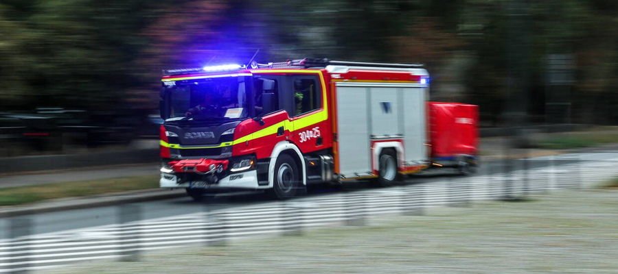 Tragedia w ogniu śmieci: ciało znalezione w spalonej wiacie na Bemowie