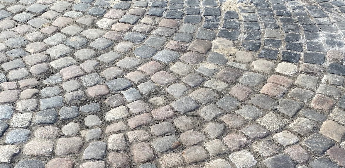 Zniknął bruk z Grójeckiej! Mieszkańcy pytają: gdzie nasza historia?