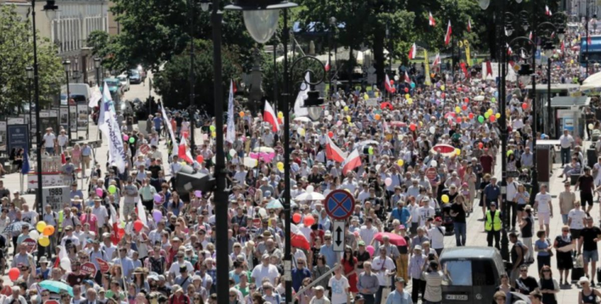 Warszawa marszami podzielona. Dwa polityczne pochody w centrum stolicy tuż przed drugą turą