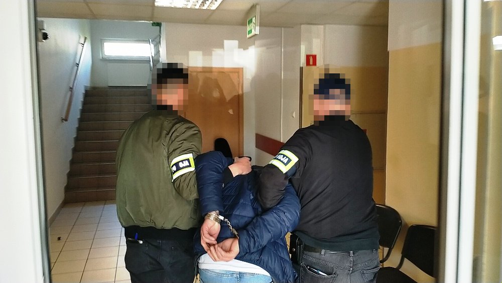  Diler z Pragi Północ zatrzymany podczas akcji. Heroinę ukrywał za kaloryferem