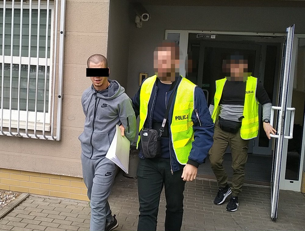 Pistolet gazowy i narkotyki w audi. 23-letni obywatel Czeczenii w rękach policji