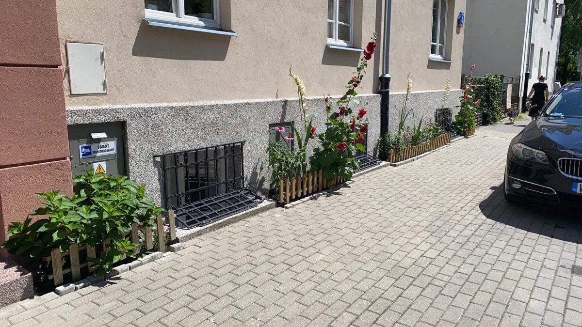 Kwiaty nielegalne? Mieszkanka Mokotowa ukarana za zazielenienie chodnika