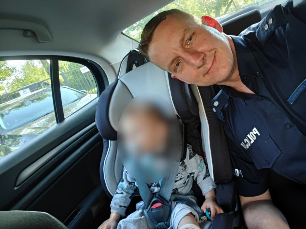 Pijana matka pojechała po zakupy. Roczny synek został sam wśród pustych butelek