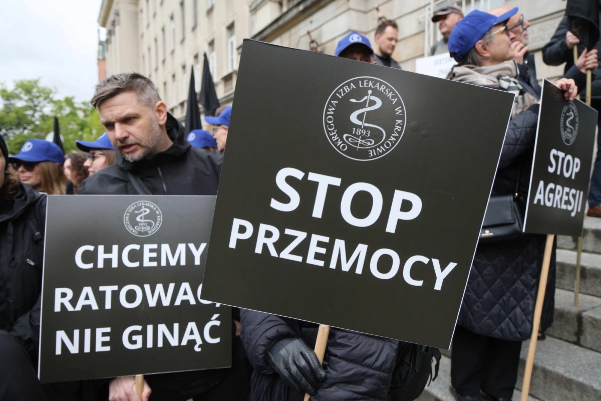 Przez Warszawę przeszedł marsz medyków przeciw przemocy [ZDJĘCIA] 
