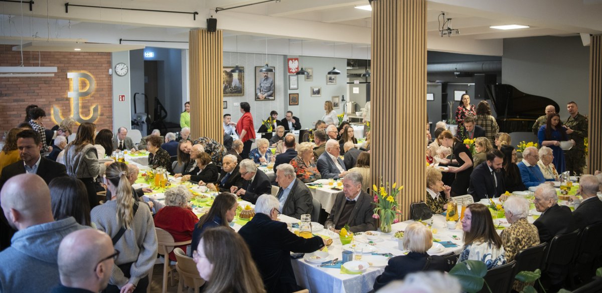 „Więźniowie czwartego piętra” - jak się żyje seniorom w Warszawie?