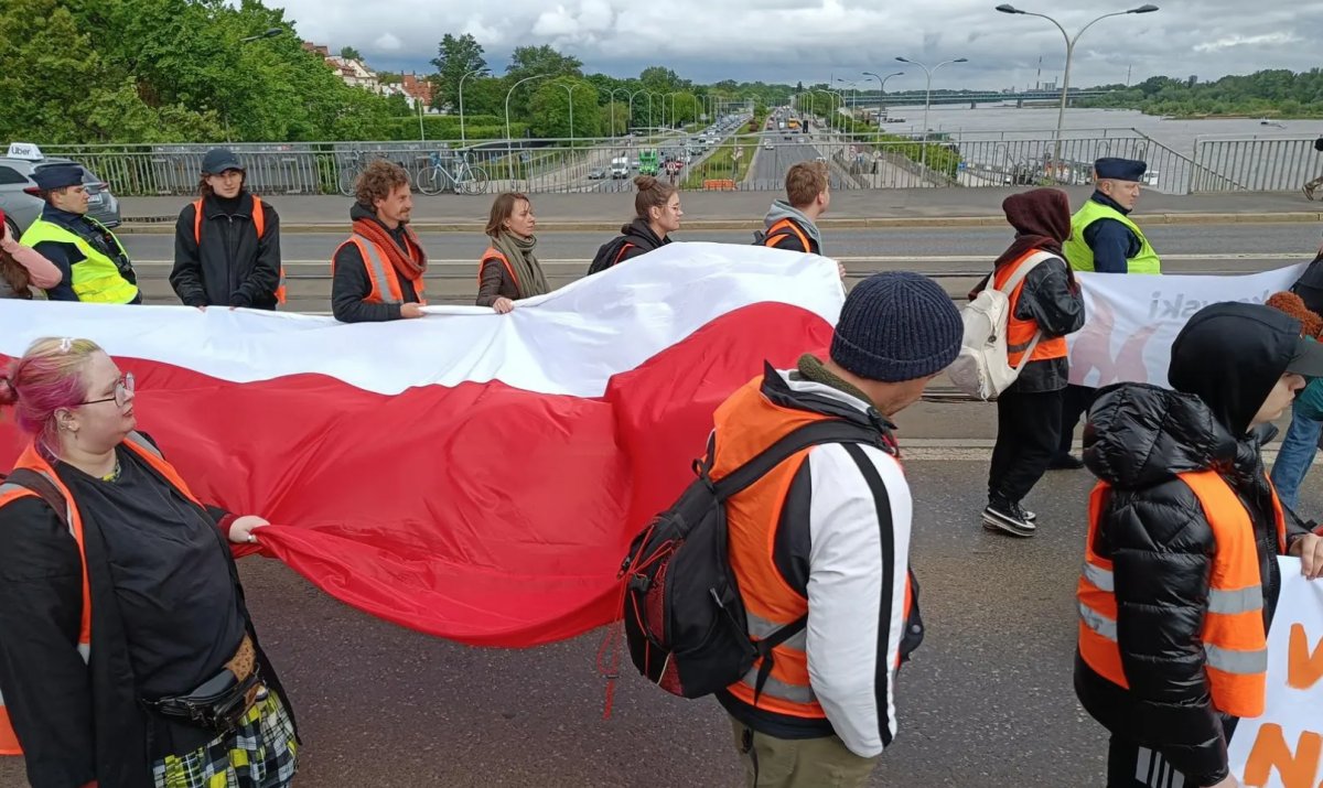 Aktywiści zablokowali Warszawę, część z nich przykleiła się do jezdni mostu Poniatowskiego