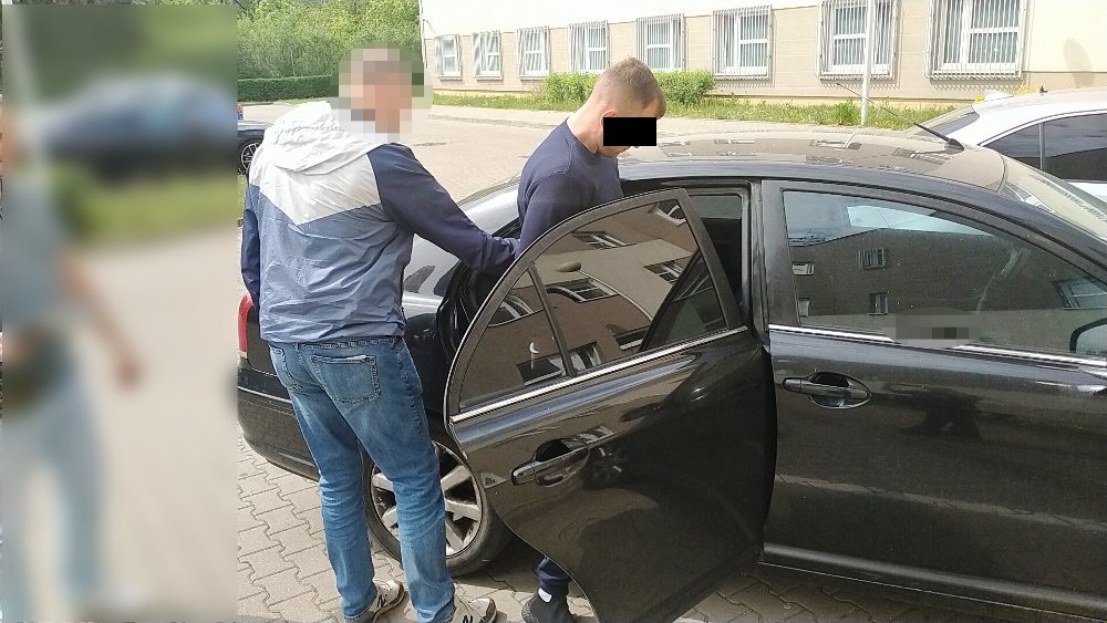 Ukradł alkohol, a potem zaatakował ochroniarza sklepu stłuczoną butelką