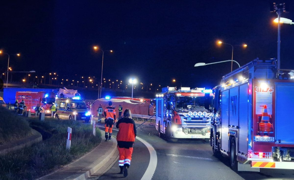 Bilans dwóch wypadków: 17 osób rannych, w tym strażak i kierowca tira