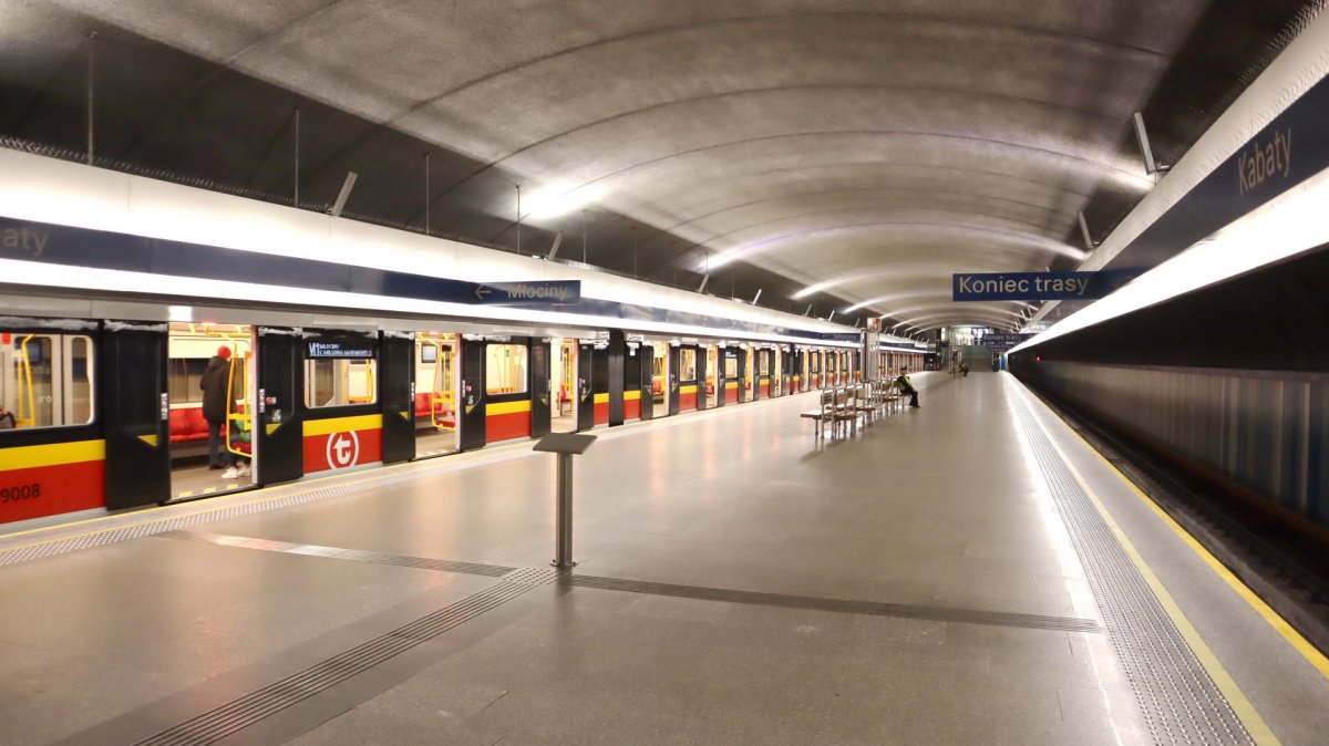 Metro w Warszawie staje się bardziej dostępne: Nowa modernizacja z myślą o osobach z niepełnosprawnościami wzroku