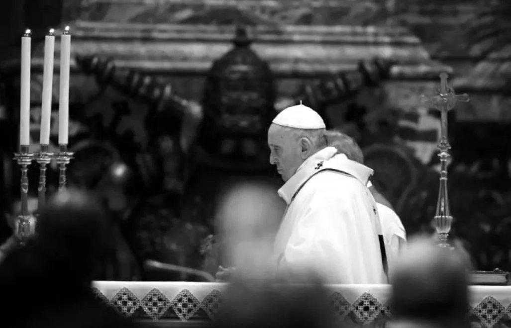 Pożegnanie w ciszy – ciało papieża Franciszka w trumnie w Domu Świętej Marty